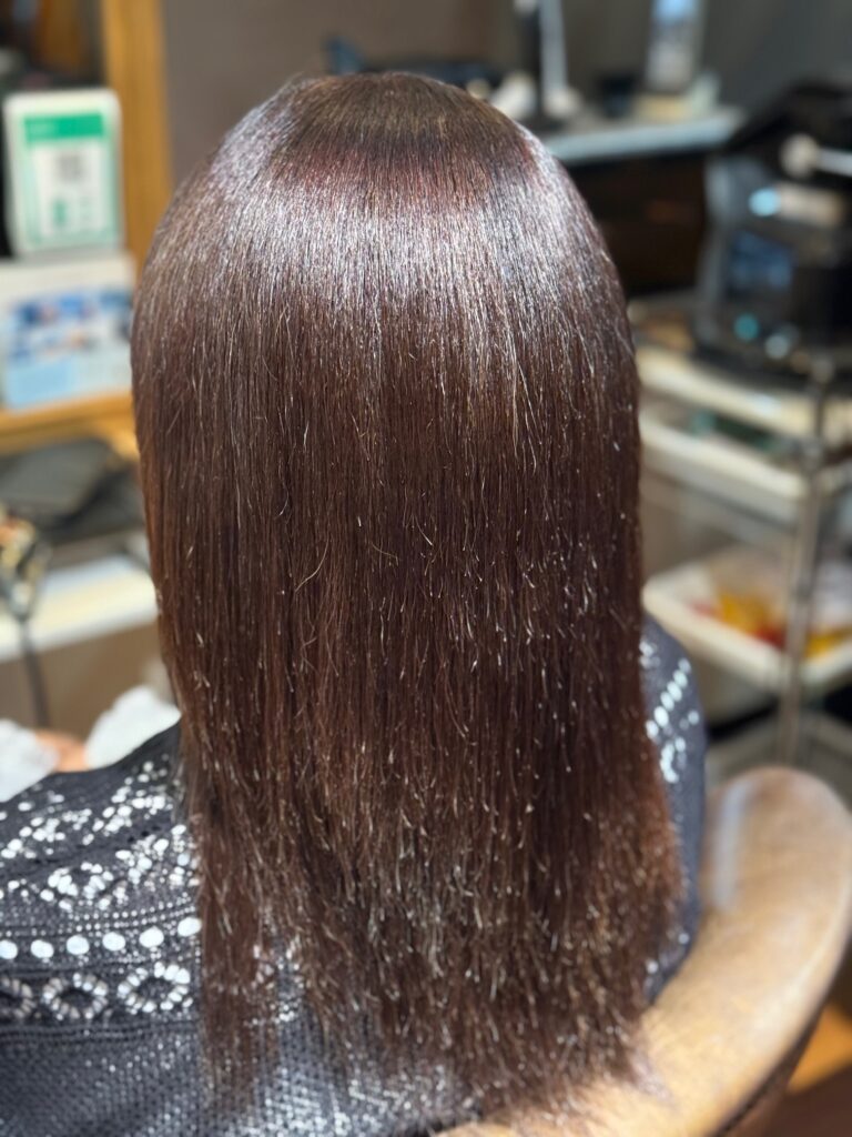 【津市・鈴鹿市・松阪市･亀山市・志摩市】ロングリタッチの白髪染めと縮毛矯正の同日施術をされているエイジング世代のお客様の施術例：例383回　by髪質改善・縮毛矯正スペシャリスト美容室siesta.(シエスタ)【三重県・四日市市・伊勢市・尾鷲市・美容室】